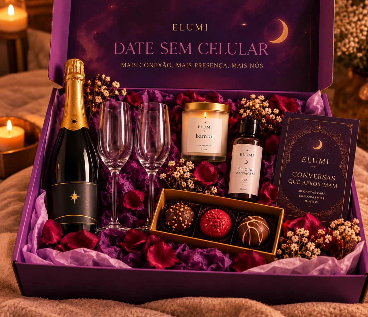 Simulação da caixa DATE SEM CELULAR ELUMI com espumante sem marca, duas taças, três doces, baralho de conversa, vela e óleo de massagem